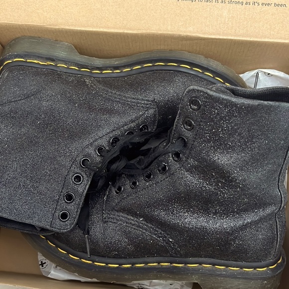 Dr.Marten’s 8 holes sparky boots with satin shoe laces - Picture 1 of 2